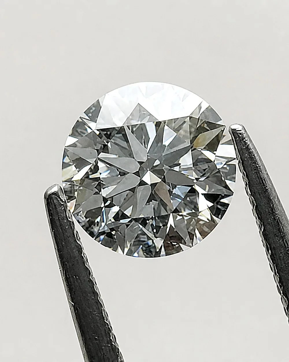 Diamante redondo sostenido con pinzas